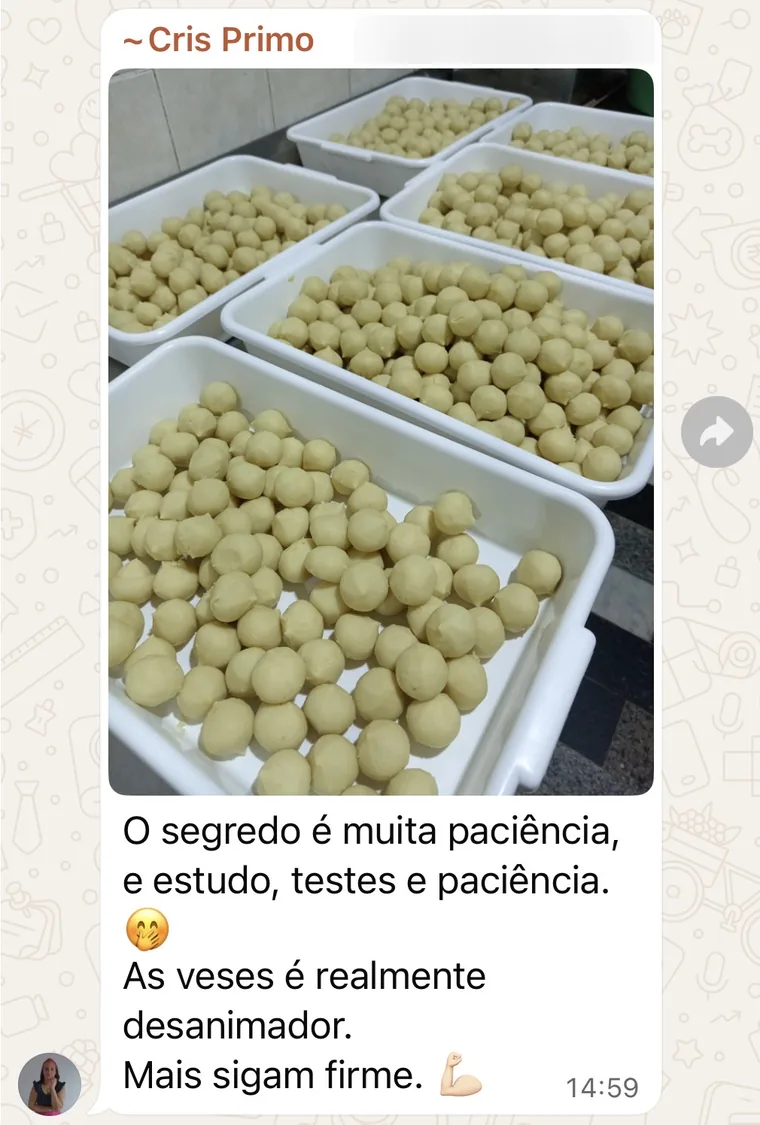 Mensagem da aluna Cris na comunidade, com foto de bandejas cheias de bolinhas modeladas: o segredo é paciência, estudo e testes.