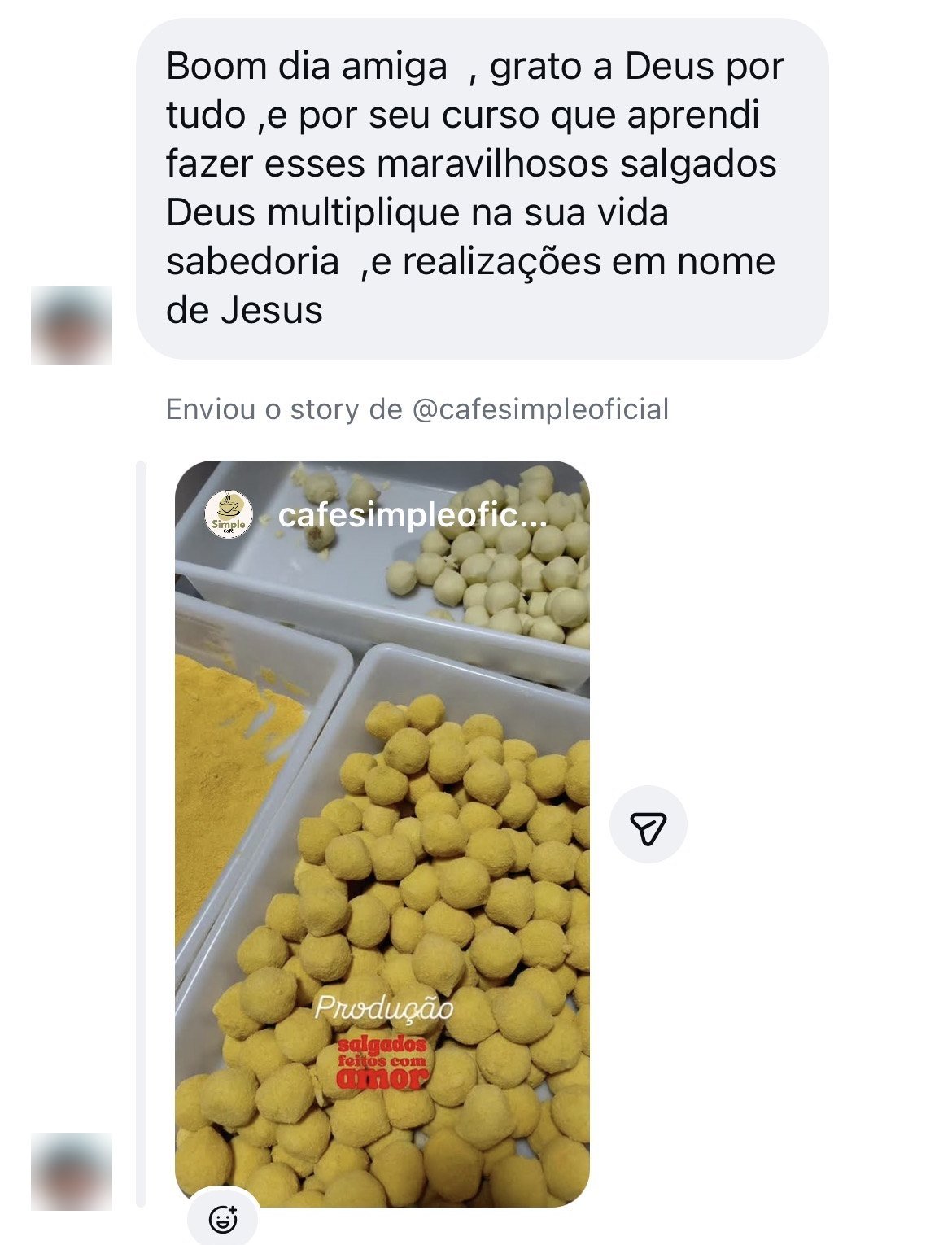 Mensagem no Instagram: um aluno agradece pelo curso em que aprendeu a fazer salgados e mostra a produção de salgados do @cafesimpleoficial.