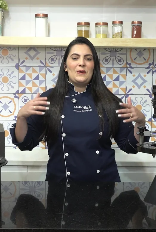 Capa do módulo Comece aqui, com a Wanessa apresentando o curso na cozinha